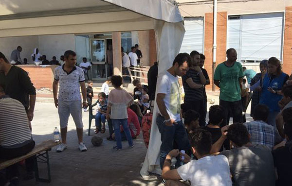 Migranti salvati da Guardia di Finanza a Roccella Ionica: in 48 su barca alla deriva, anche neonato