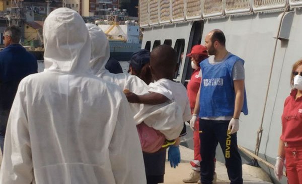 Continuano sbarchi in Calabria: a Reggio e Crotone arrivati oltre 1000 migranti, anche 32 salme