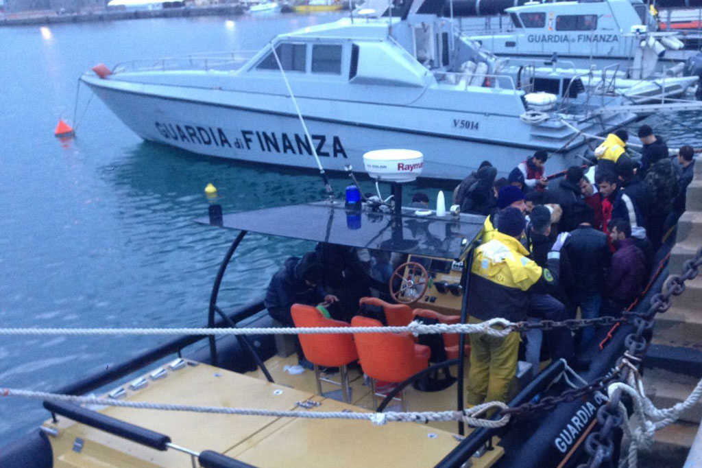 Barca a vela con 31 migranti a bordo intercettata al largo Calabria ionica, 2 arresti