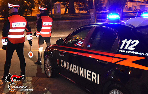 Minaccia di rivelare relazione extraconiugale, arrestata 27enne nel reggino