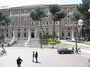 Crisi, Viminale: Taglio di 550 milioni, stop a fax, alberghi e cerimonie a prefetti