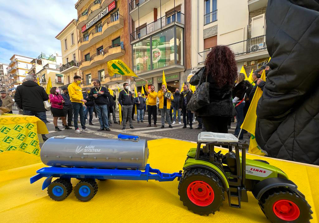 La Coldiretti Calabria è scesa in piazza a Cosenza, Catanzaro e Reggio contro speculazioni e caro energia 