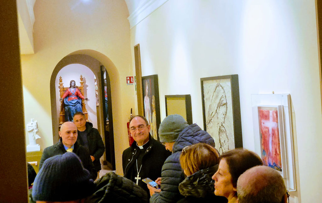 Mons-Parisi-visita-sezione-arte-contemporanea-museo-diocesano_9f7aa.jpg