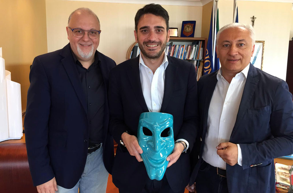 Lamezia, ‘I Vacantusi’ donano al presidente Irto la maschera azzurra: inaugurerà riapertura dei tre teatri