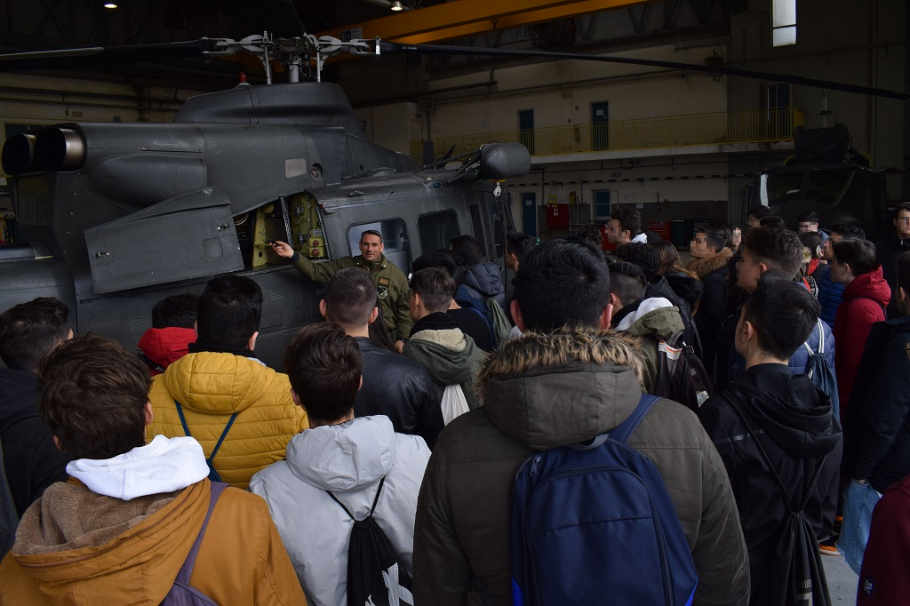 Lamezia, studenti di Pizzo e Crotone in visita al Reggimento “Sirio”