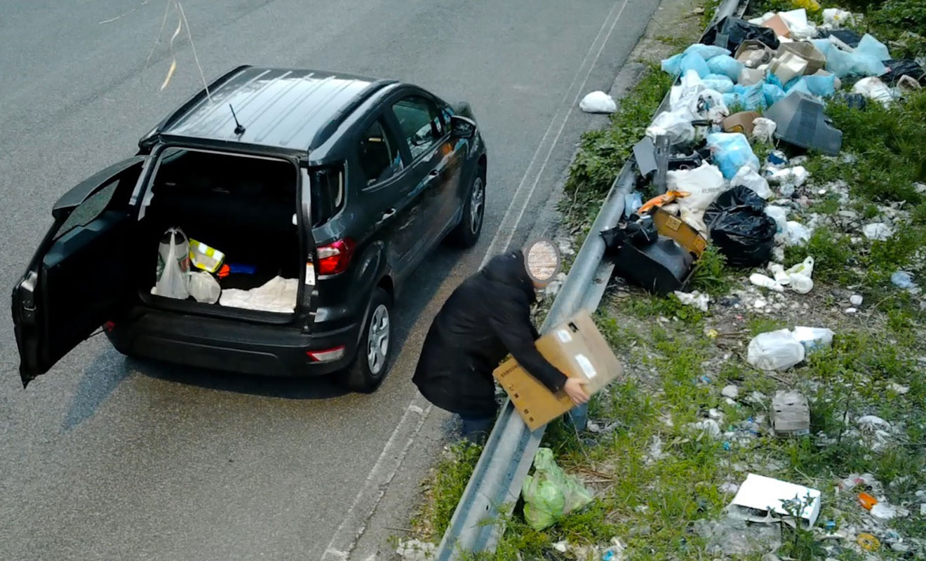 Abbandono rifiuti a Catanzaro, ancora multe grazie alle fototrappole