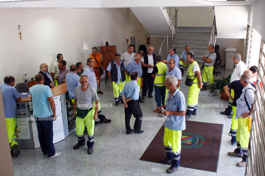 Lamezia: Multiservizi, lavoratori manifestano al Comune per mancati pagamenti
