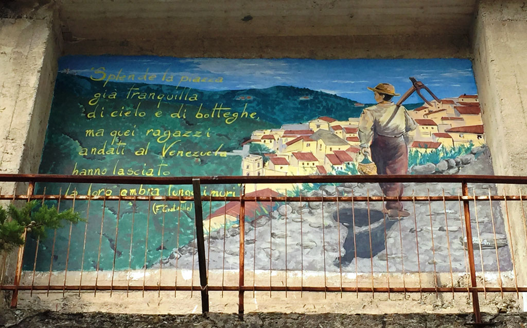 “Felici e Conflenti”, omaggio all’emigrazione nel murale di Marcello Garofalo 