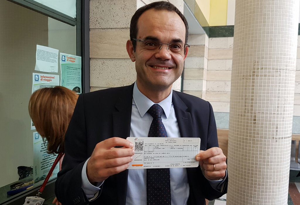 Lamezia: stazione ferroviaria virtuale per aeroporto, Assessore Musmanno acquista primo biglietto