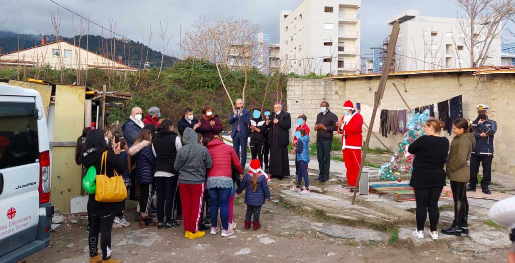 Lamezia, Natale al campo rom: regali e dolci per i più piccoli