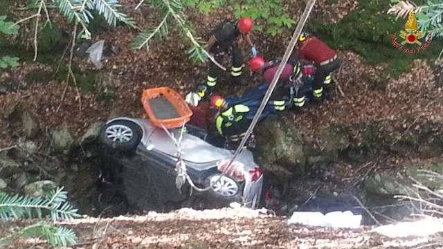 Auto precipita in un burrone nel reggino, muore conducente