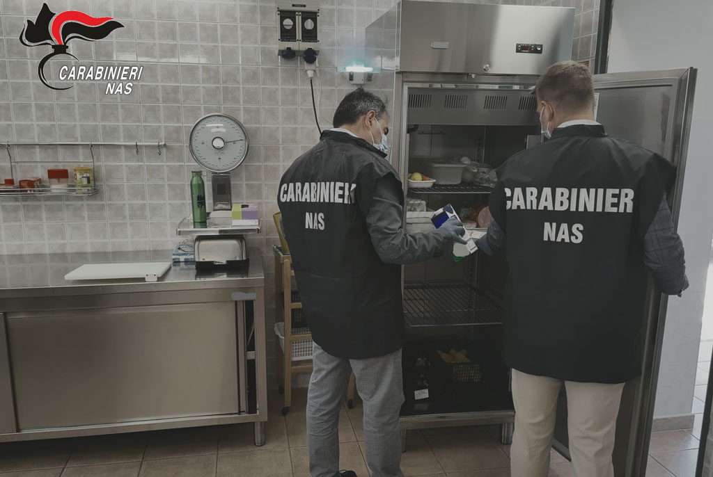 Controlli sulla ristorazione del Nas di Reggio, sequestrata quasi una tonnellata di alimenti e disposta la chiusura di due attività