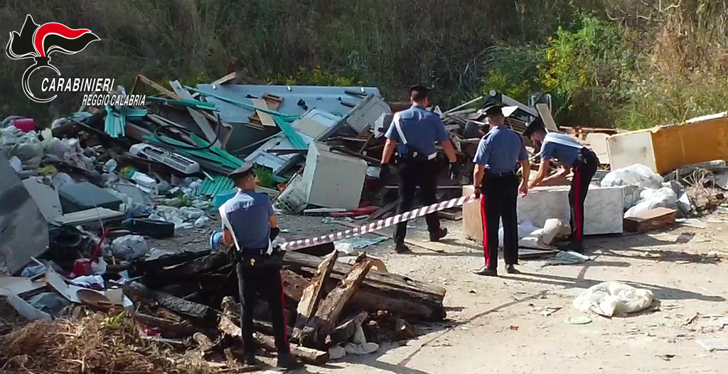 Sequestrate due discariche abusive a Gioia Tauro: presenti anche rifiuti pericolosi e industriali