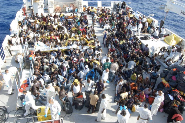 Calabria: Arrivata a Vibo nave Capitaneria con 807 migranti