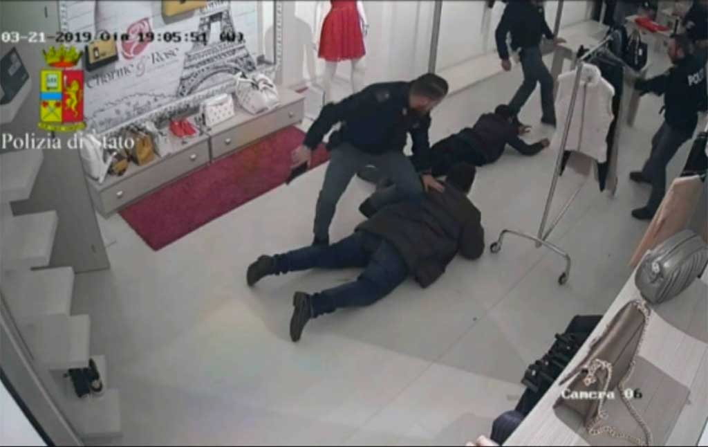 Sequestra e minaccia ex con coltello nel suo negozio, arrestato 41enne a Gioia Tauro - VIDEO