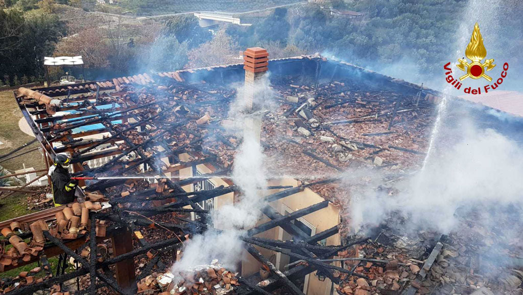 In fiamme villetta a Nocera Terinese, in salvo famiglia. Avviate indagini - VIDEO