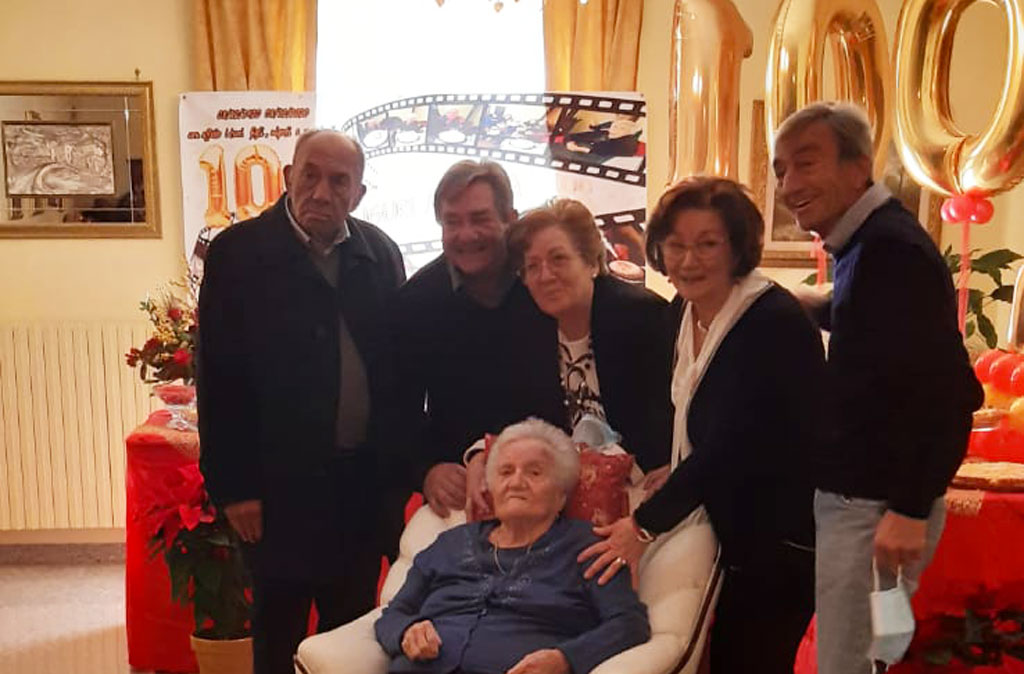 Nonna-Angela-con-i-Figli_08122020.jpg