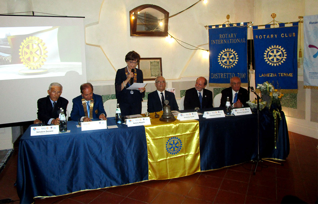Nuovo-presidente-rotary-lamezia-80719.jpg