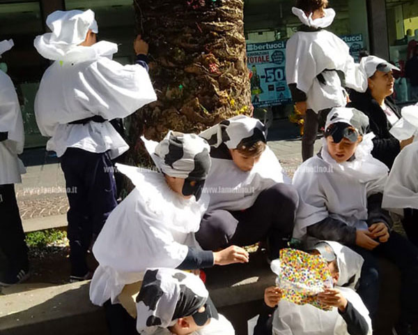Lamezia, sfilata di Carnevale con i bambini mascherati all’insegna del riciclo