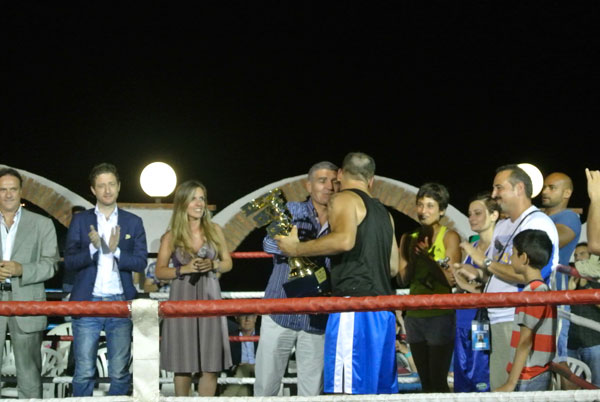 OLIVA-CONSEGNA-TROFEO3.jpg