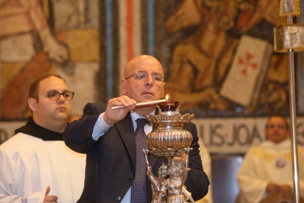 Oliverio accende Lampada votiva al Santuario di San Francesco di Paola