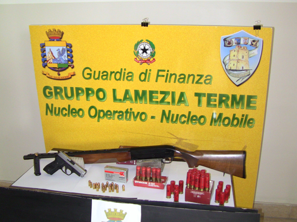 Lamezia: Sequestrate armi ad imprenditore che minacciava di morte cliente 