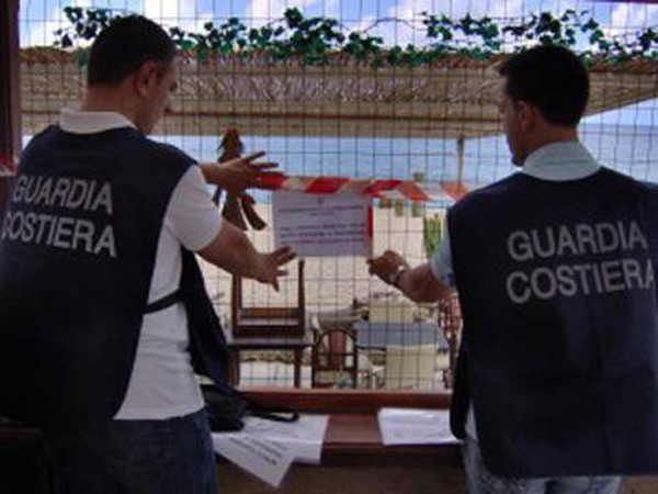 Calabria: Suolo demaiale occupato, sequestrati ombrelloni a Siderno