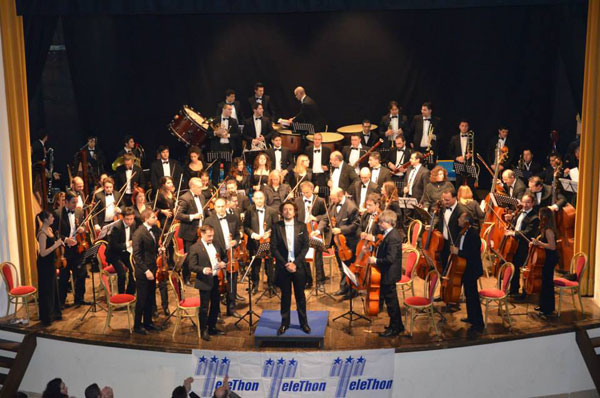 Lamezia: L’esibizione di musica e solidarietà della Filarmonica della Calabria al Politeama