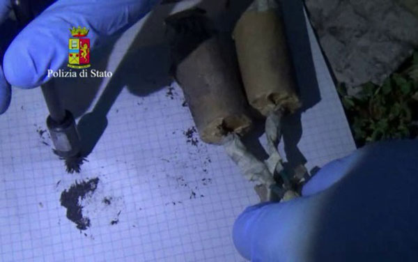 Ordigni rudimentali con minacce a G7 trovati a Reggio