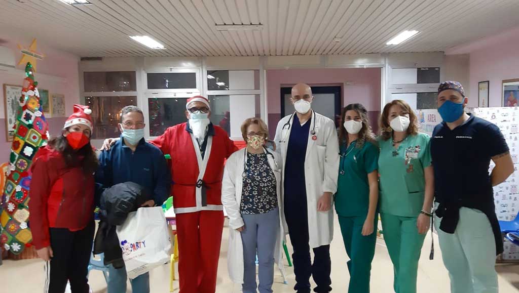 Lamezia, spettacolo e consegna regali per i bambini ricoverati in pediatria da parte degli studenti liceo "Fiorentino"