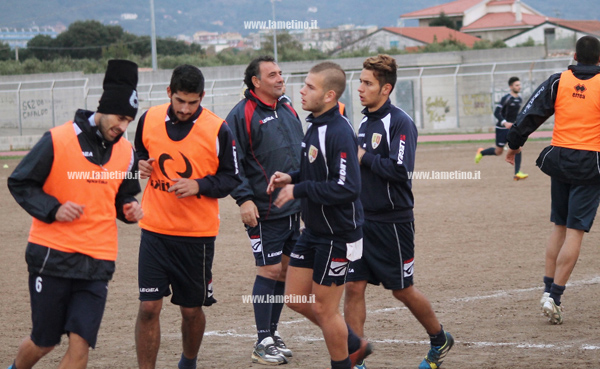 PETRUCCI-DIRIGE-ALLENAMENTO.jpg