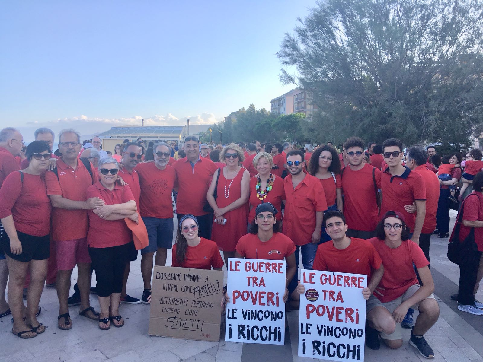 Cgil Catanzaro: "Le nostre magliette rosse per ridare dimensione umana alla politica"