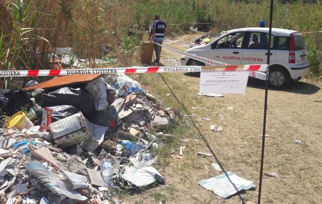 Guardia costiera sequestra discarica abusiva vicino il mare a Pizzo