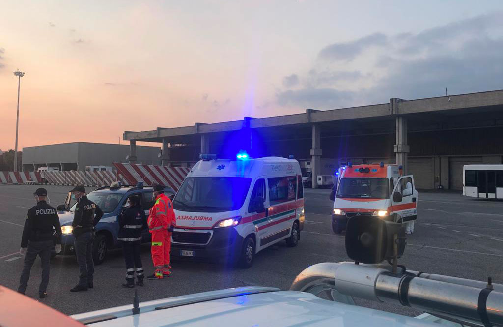 Coronavirus, atterrato all'aeroporto di Lamezia volo sanitario Aeronautica Militare con a bordo 2 pazienti dalla Lombardia