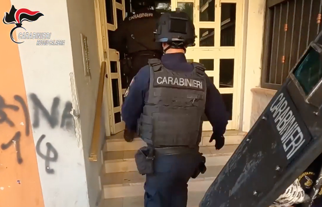 Smantellata piazza di spaccio in un palazzo a Reggio Calabria, tre arresti - Video
