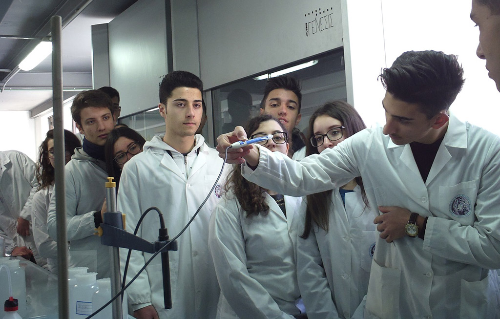 Gli studenti Itg di Lamezia visitano dipartimento Arpacal di Vibo Valentia