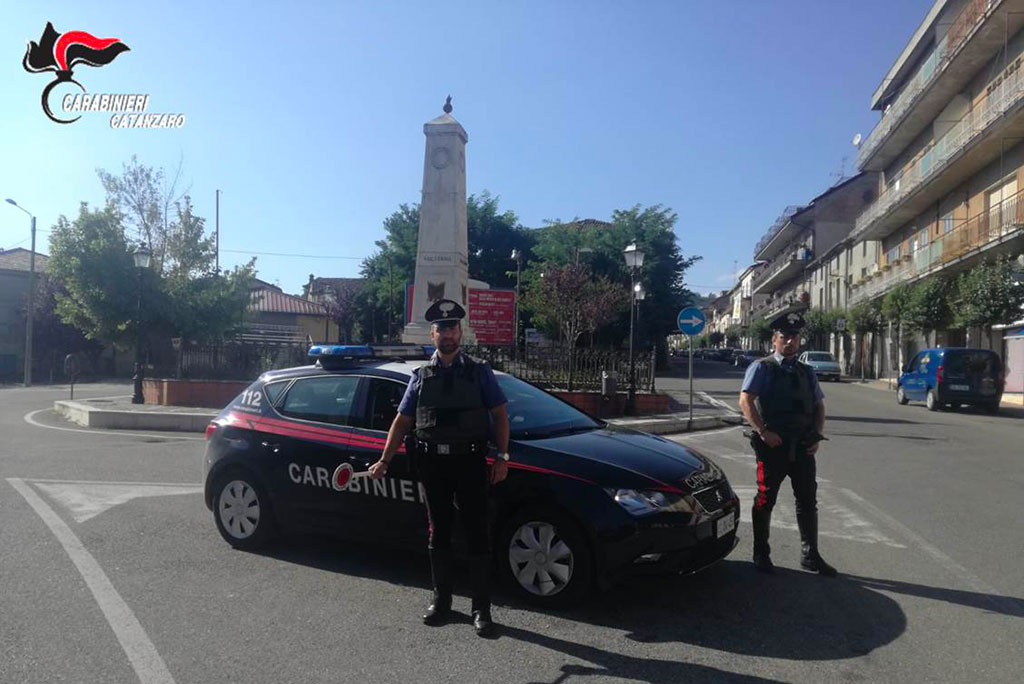 Fermati ad un posto di blocco e trovati con marijuana negli slip, due arresti a Soveria Mannelli