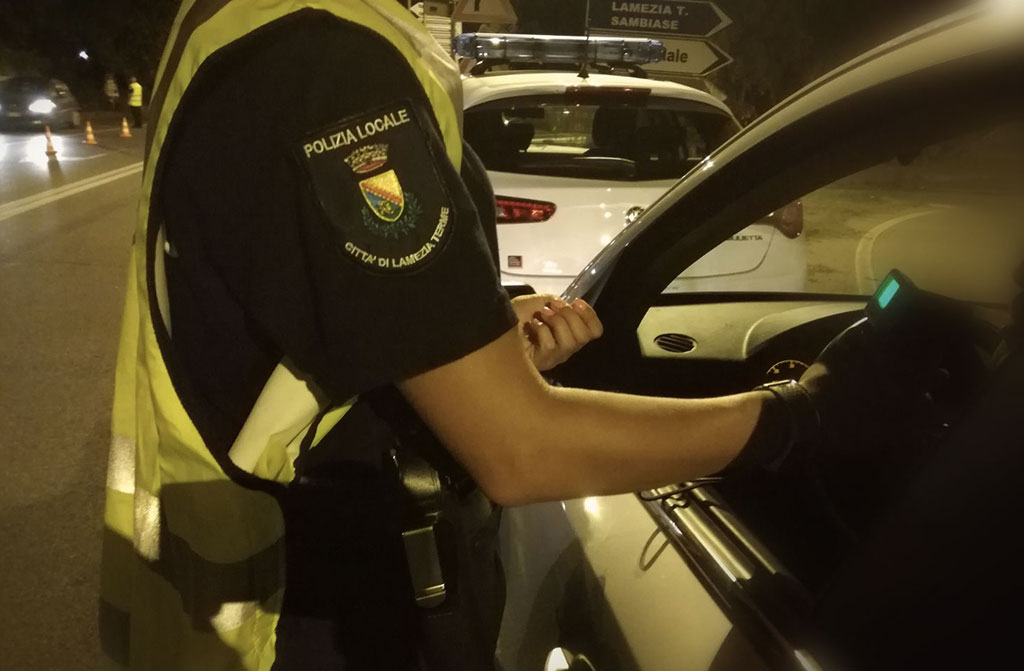 Lamezia, controlli polizia locale: 7 patenti ritirate, sanzioni per guida in stato di ebbrezza e trovata auto rubata