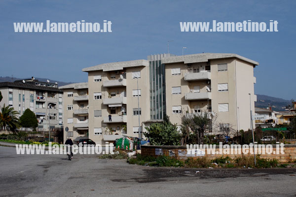 Lamezia: Bottiglia incendiaria a portone appartamento, intervenuti carabinieri