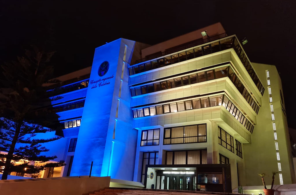 La sede del consiglio regionale della Calabria si illumina con i colori dell'Ucraina