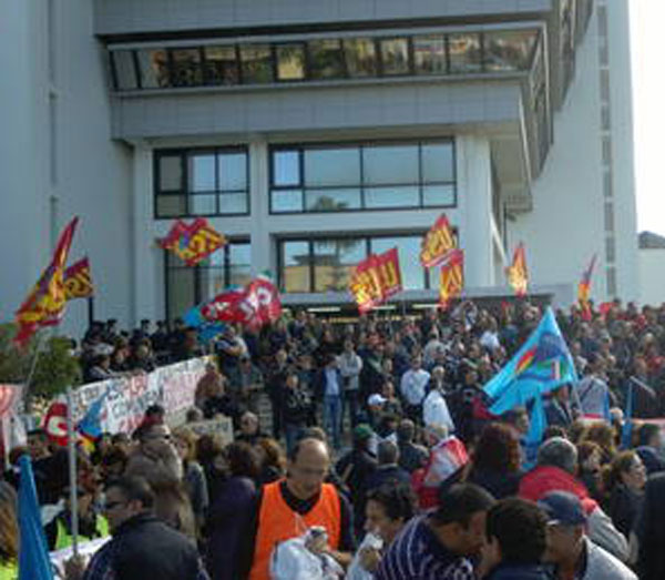Lavoro: Presidio precari davanti sede Consiglio regionale