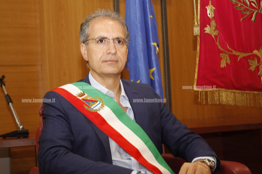 Intimidazione a negozio in via Piave, sindaco Mascaro: "Vergognati vigliacco"