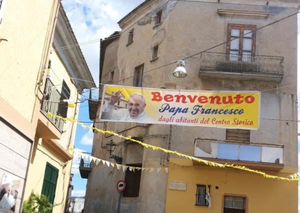 Visita Papa Francesco in Calabria, bandiere e striscioni a Cassano per Pontefice