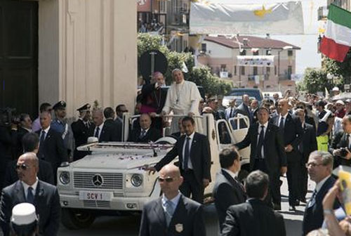 Papa-visita-Sibari-Cassano-2014.jpg