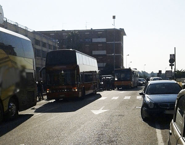 Lamezia: parcheggi selvaggi e traffico in tilt alla stazione ferroviaria