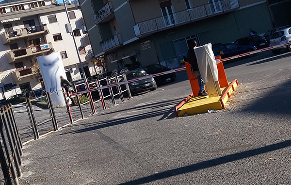 Lamezia, Sinistra Italiana: “Sbarre attorno ad area pubblica, chi ha dato autorizzazione?”