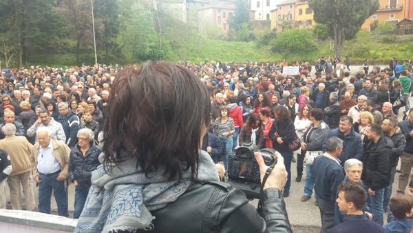 Parte-della-Piazza-ad-Acri-comitato-ospedale-montagne.jpg