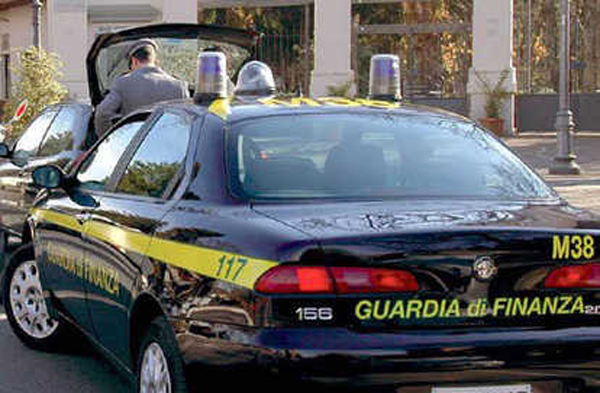 Sequestrate centinaia di scarpe contraffatte e denunciato il responsabile da Gdf Crotone