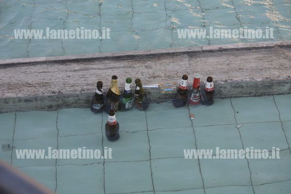 Piazza-Mercato-Vecchio-fontana-bottiglie-3.jpg