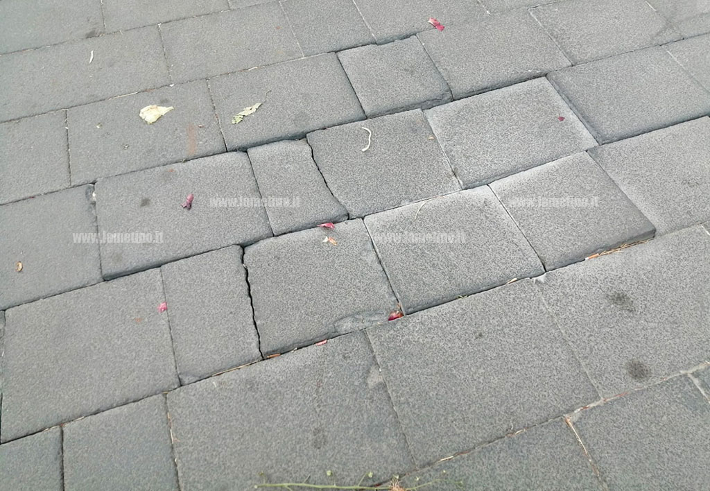 Piazza-mazzini-pavimentazione-divelta1_24725.jpg